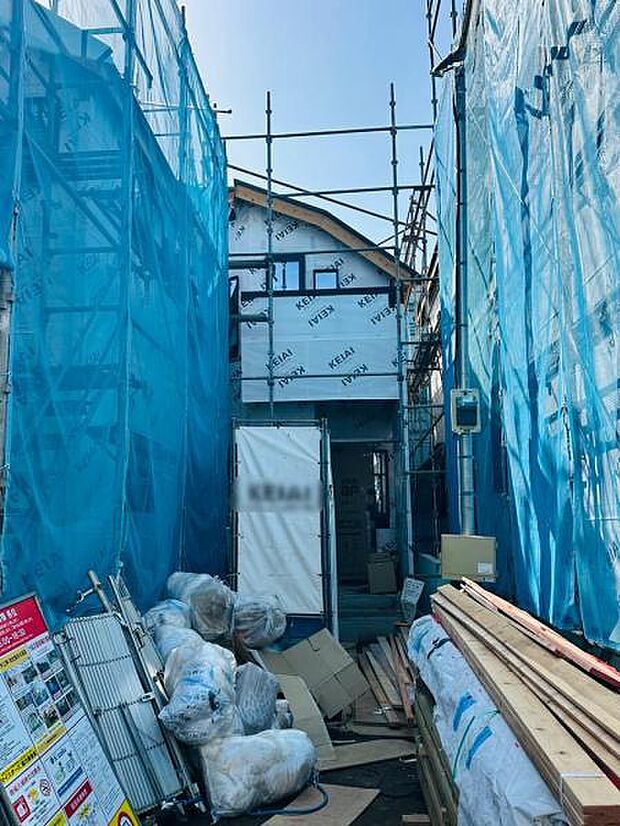 2号棟 前面道路から奥まっておりプライバシーが守られやすい2号棟です。（4/18撮影）