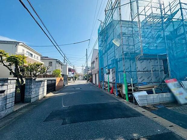 見通しのいい前面道路で車庫入れをするのにもじゅうぶんな幅があります。（4/18撮影）