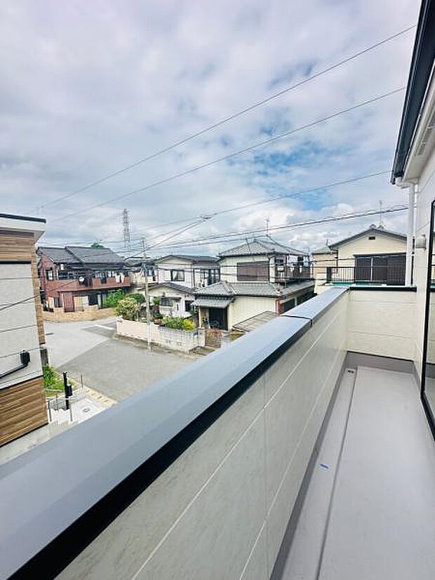 3号棟 明るく開放的なバルコニー。お洗濯も捗ります。