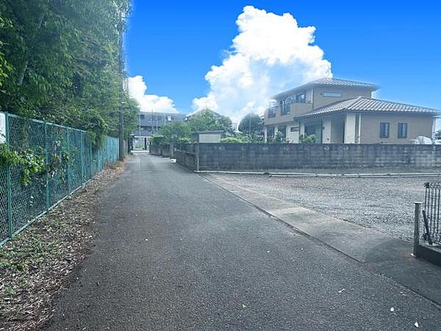 前面道路は4.0m。交通量も少なく安心の道路です。