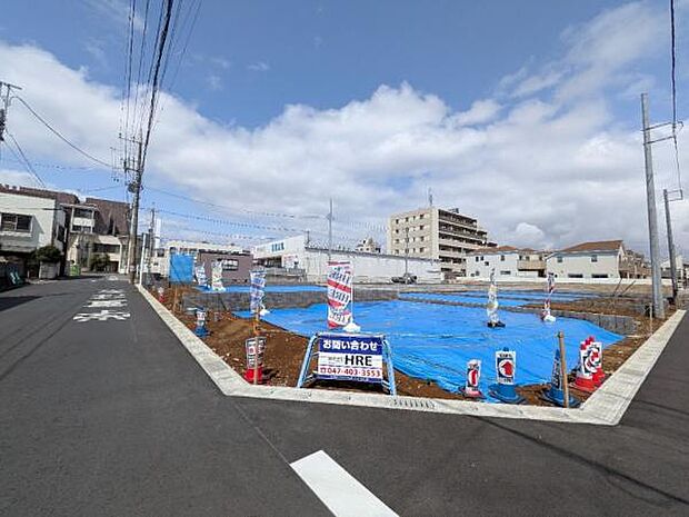 3/27撮影 3月下旬では更地で、シートが被せられています。これから建物工事へと進んでいきます。