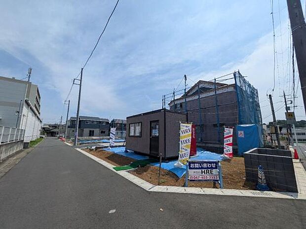 前面道路は4m~5m。 整った区画が並ぶ、整備された道路です。