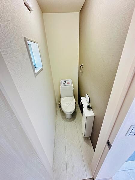 2号棟 トイレの様子です。採光窓もあり、換気も十分です。