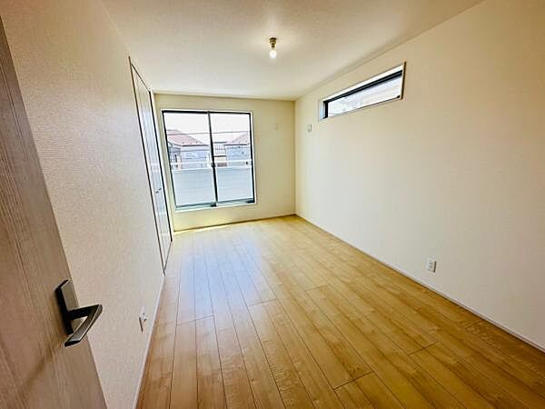 2号棟 主寝室である7.5帖の洋室です。大きめのベッドでも十分入る広さです。