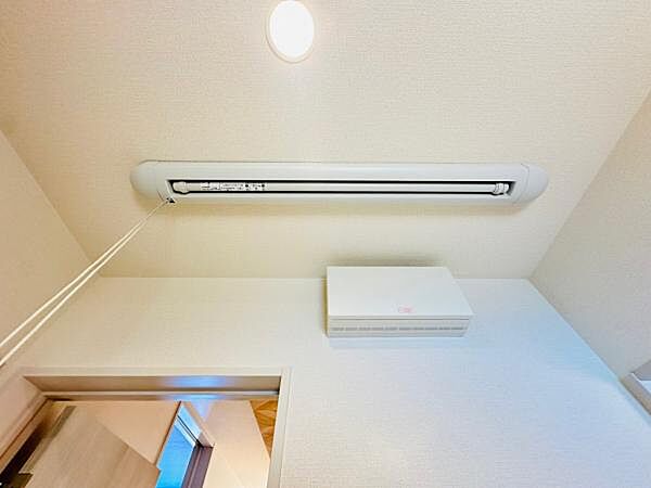 2号棟 脱衣所には室内物干しが付いています。使わないときはしまうことも可能です。