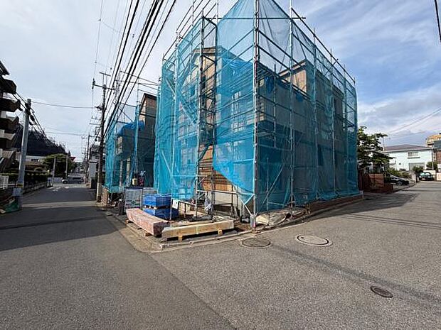 5/14撮影 マンションや戸建て、公園も多い住宅街に位置しています。見通しも良い前面道路です。