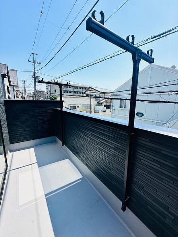 1号棟 奥行があり広さあるバルコニー。前面道路の広さのおかげでたくさん降り注ぐ陽射しにも注目。