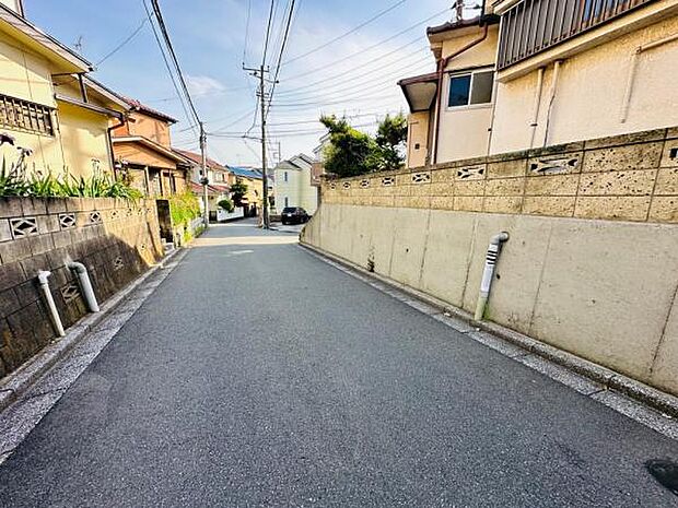 閑静な住宅街にあり、交通量も少なく安心の道路です。