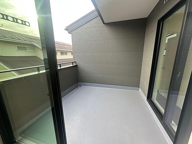 広々として陽当たりの良いバルコニー。半分屋根付きとなっています。廊下からも出入りできるのがスムーズです。