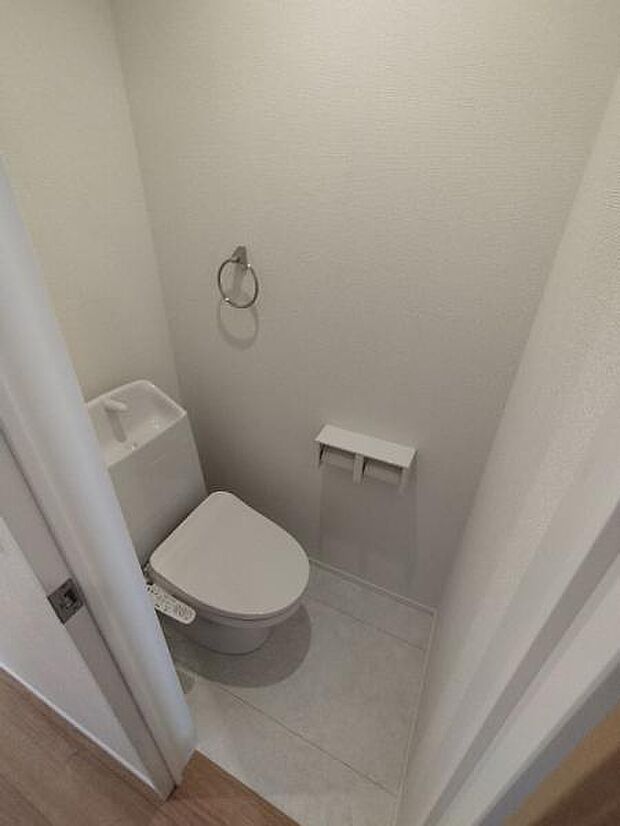 各階にあるトイレはもちろんウォシュレット機能付き。