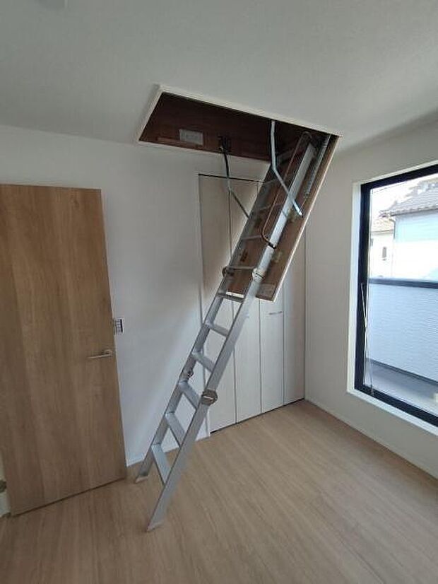 2階洋室には小屋根裏収納も付いており、収納豊富です。