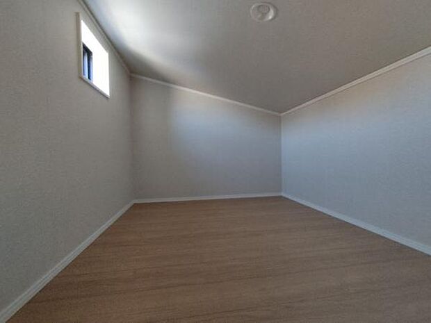 季節物のお洋服やアウトドア用品などの収納に便利な小屋根裏収納です。