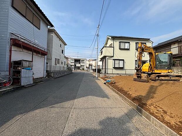車のすれ違いもできる道路幅で、駐車も安心して行えます。