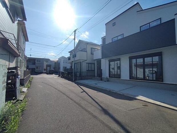 車のすれ違いもできる道路幅で、駐車も安心して行えます。