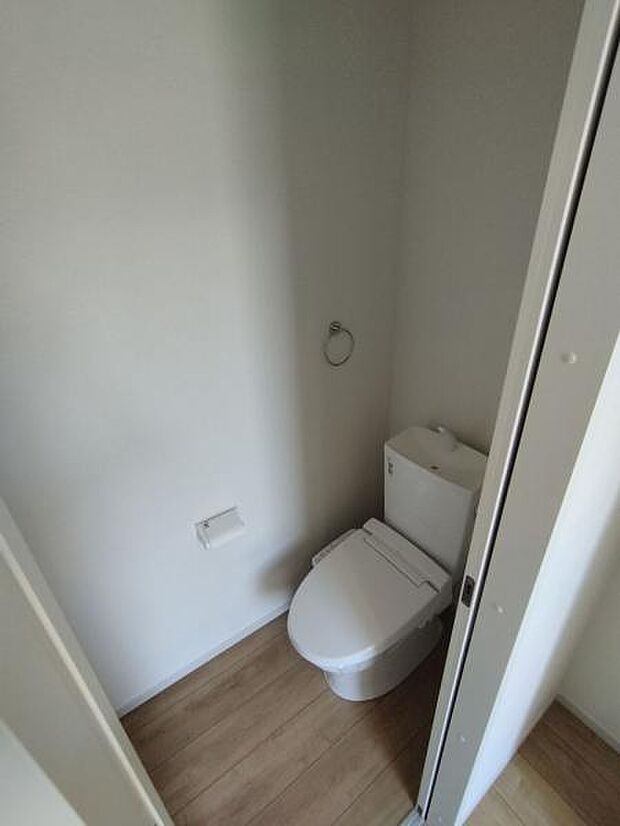 1階のトイレは玄関前にあり、お出かけ前の動線も良好です。