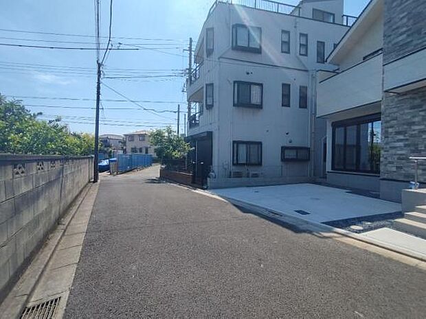 車通りも多くなく、車庫入れもしやすい約5mの前面道路です。