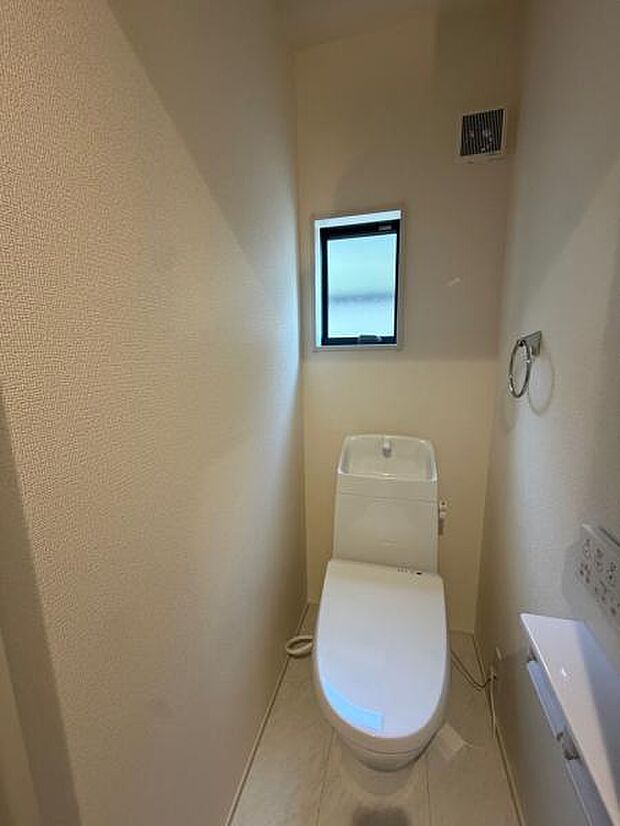 (4号棟) 各階にあるトイレはもちろんウォシュレット機能付き。