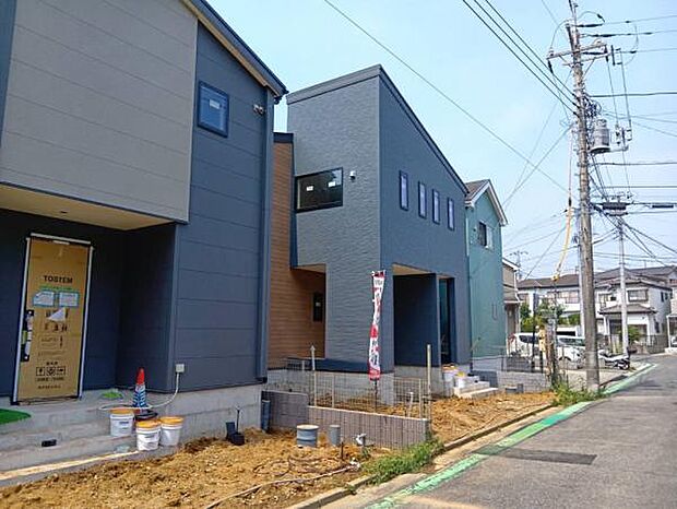 前面道路の様子です。公道6mで広々とした道路で駐車も安心です。