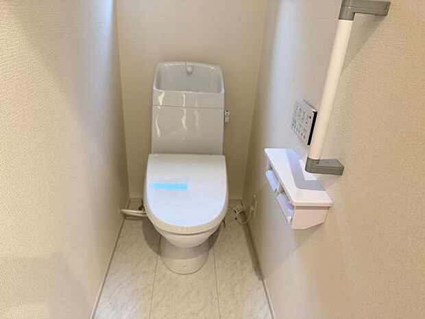 (3号棟) トイレの様子です。手すりがついており、立ち座りの補助をしてくれます。