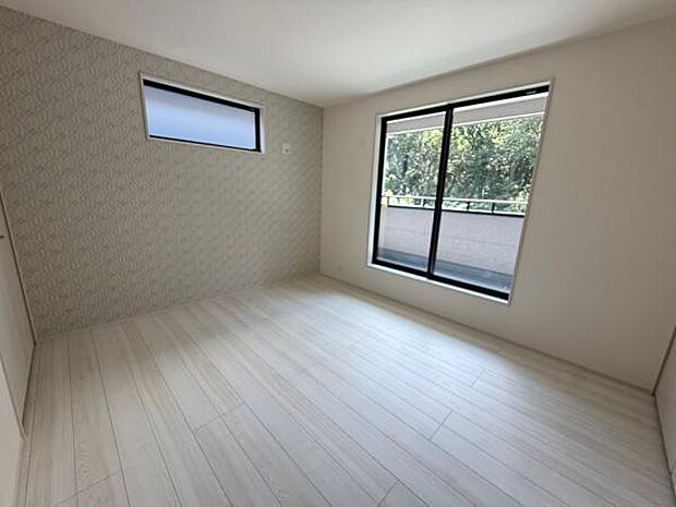 (3号棟) 7.0帖の洋室です。二面採光で明るく、暖かいお部屋になっております。