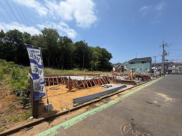 前面道路の様子です。公道6mで広々とした道路で駐車も安心です。