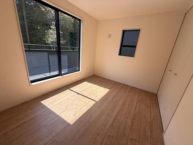 （2号棟） 7.0帖の洋室です。二面採光で明るく、暖かいお部屋になっております。