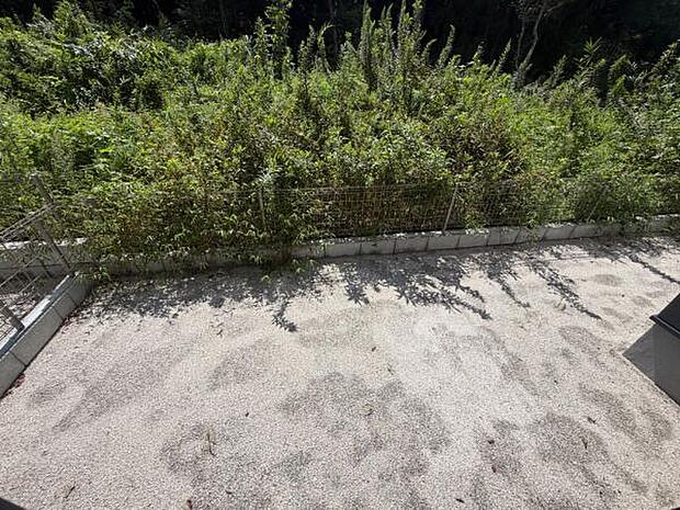 （2号棟） ちょっとした遊び場や、ガーデニングも楽しめるお庭です。
