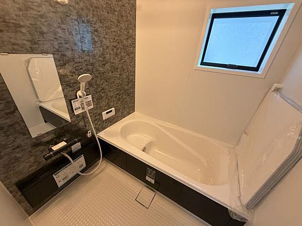 (1号棟) 半身浴も楽しめる浴室です。寒い日でも安心の浴室乾燥暖房機も付いています。