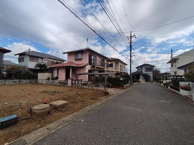 前面道路は6.0m。対向車が来てもすれ違い容易な道路で安心です。(12/6撮影)