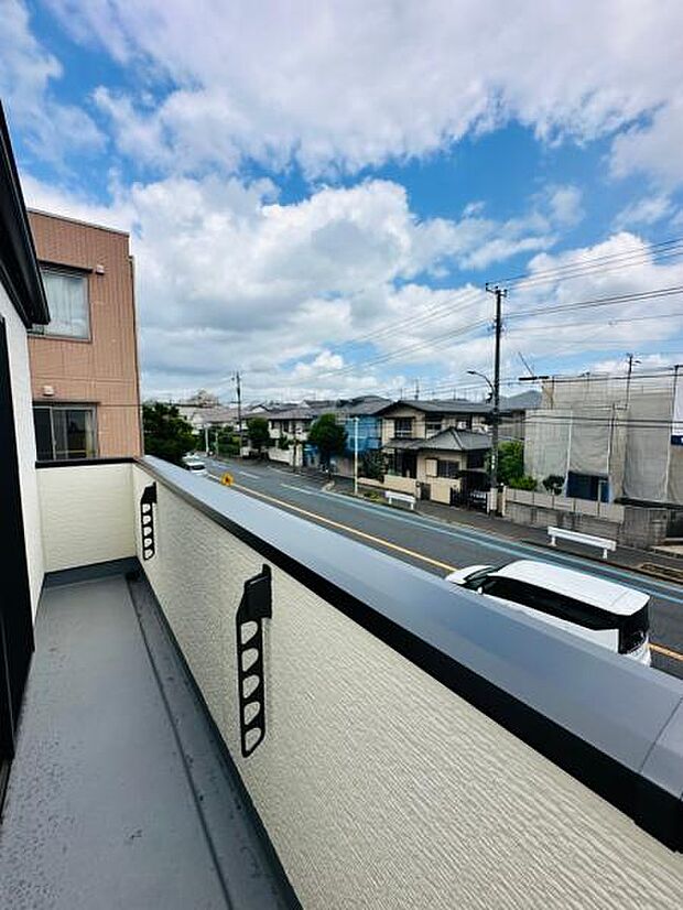 広々としたバルコニーは、お洗濯ものを干すときも干しやすくなっています。
