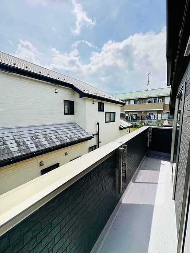 バルコニーは遮るものも無く、日当たり良好です。