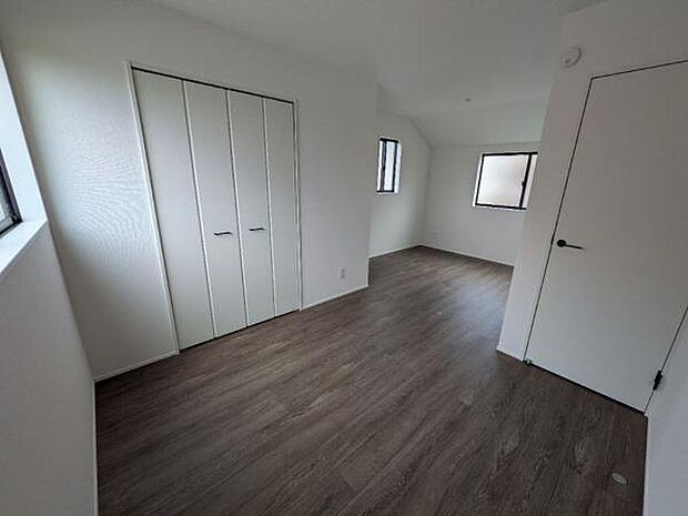 4.5帖が2部屋繋がった2階の洋室。用途によって間仕切り可能です。