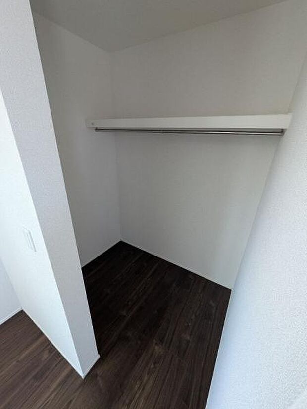8号棟 主寝室には夫婦のお洋服もしっかり収納できる広々WICがございます。