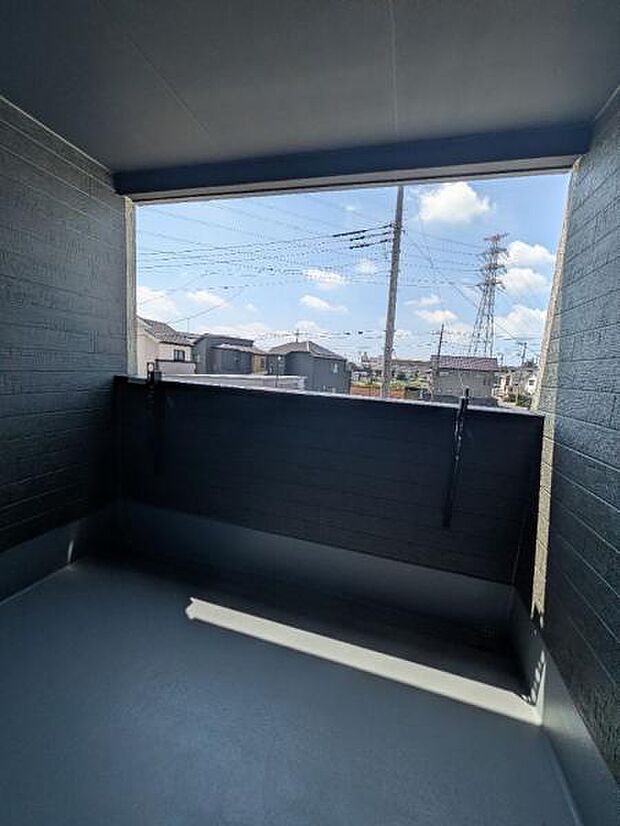 8号棟 たっぷりワイドなバルコニー。屋根付きで急な雨も安心。