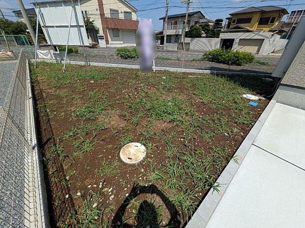 8号棟 ちょっとした遊び場や、ガーデニングも楽しめるお庭です。
