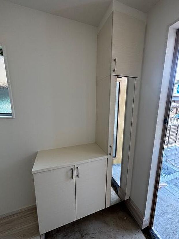 逆L字型のシューズボックスは容量豊富。姿見もついております。