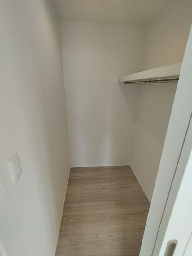 C号棟 主寝室には夫婦のお洋服もしっかり収納できる広々WICがございます。