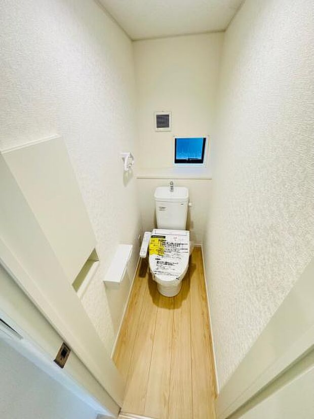 (4号棟) 小窓がついて、必要な機能が揃ったお手洗いです。明るく清潔感がありますね。