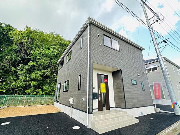 (2号棟) グレー調の外観で、飽きの来ないシンプルなデザインです。