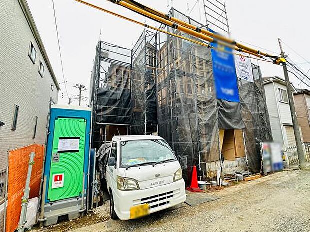 7/6撮影 足場が組まれ、建物工事が進められています。区画に対してのお家の大きさがおおよそわかるよおうになってきました。