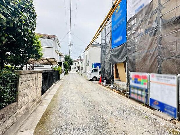 前面道路はアスファルト舗装予定です。交通量も少なく安心です。