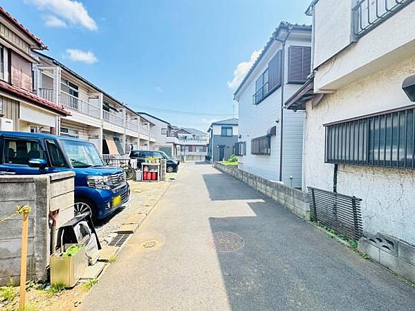 周辺は閑静な住宅街。小学校もすぐ近くで、子育てもしやすい環境です。