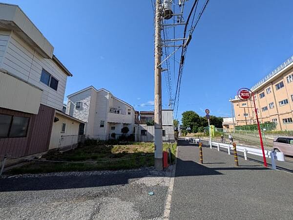 大通りから入る、落ち着いた住宅が集まる地域にございます。
