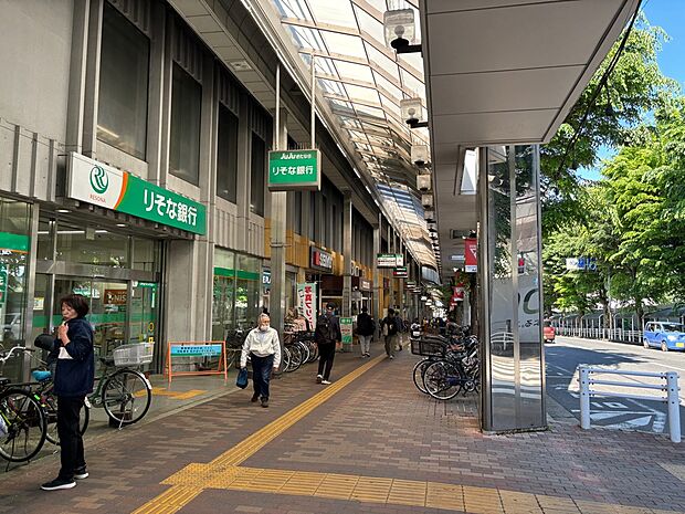 JUJUきたならまで徒歩8分 両サイドにけやき並木があり、樹々の美しい商店街です。周辺でお祭りが開催されることも。