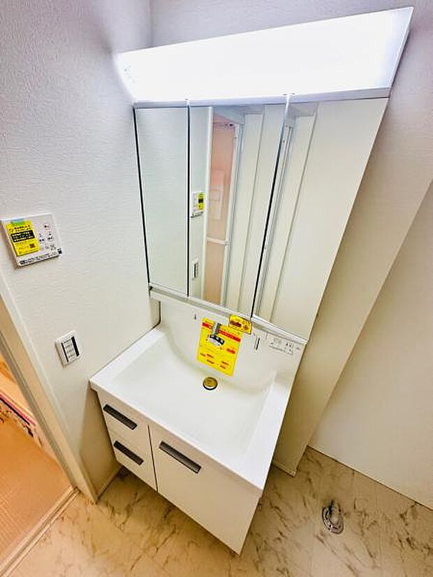1号棟 人気の三面鏡タイプの洗面台です。鏡の裏にも棚があるので収納豊富です。