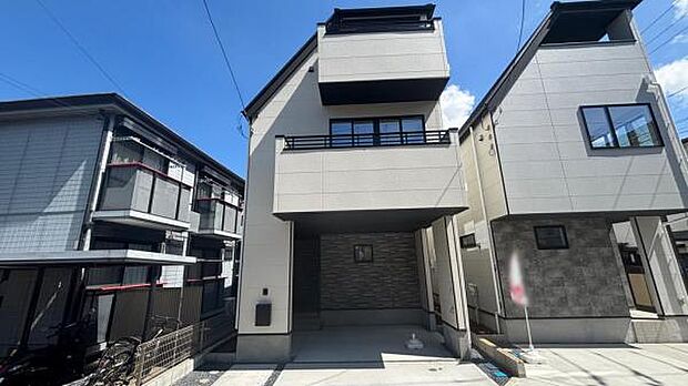 1号棟 白を基調とした外観。車庫はビルトインタイプで雨の日も濡れずに家に入れるのが魅力です。
