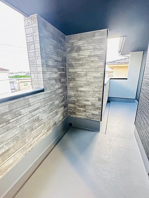 たっぷりワイドなバルコニー。屋根付きで急な雨も安心。