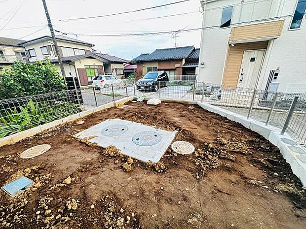 ちょっとした遊び場や、ガーデニングも楽しめるお庭です。