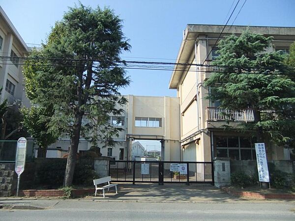 千葉市立幕張中学校まで徒歩7分