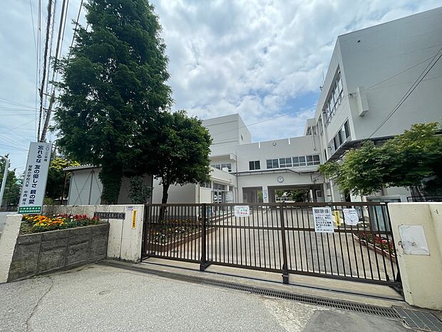 習志野市立屋敷小学校まで徒歩5分 敷地内に公立幼稚園もある周辺に教育施設がまとまる文教地区。